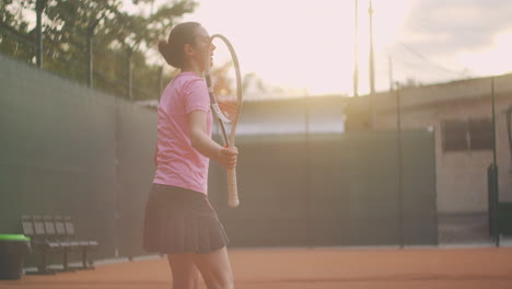 Professionell-Ausgestattete-Frau,-Die-Mit-Einem-Tennisschläger-Hart-Auf-Den-Tennisball-Einschlägt.-Tennisspielerin-In-Aktion-Während-Des-Spiels.-Sie-Trägt-Sportkleidung-Ohne-Markenzeichen.